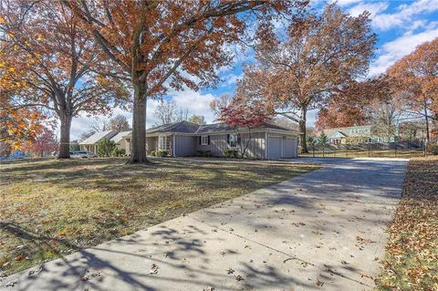 $765,000 | 10314 Manor Road, Leawood, KS 66206