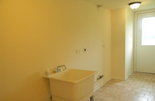993 Kane Street, Unit 993 South Elgin, IL 60177 - Photo 11 of 15 a bathroom with a sink and a tub