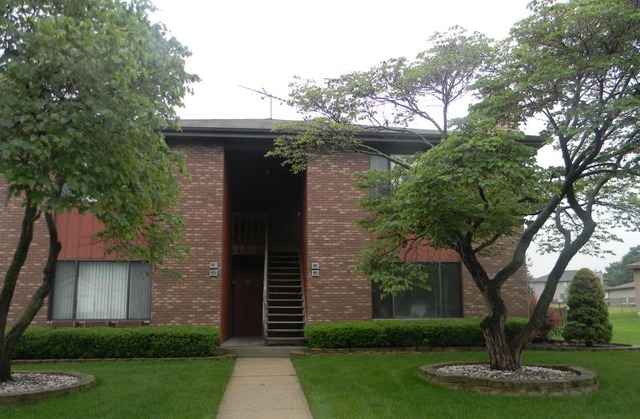 993 Kane Street, Unit 993 South Elgin, IL 60177 - Photo 15 of 15 a front view of a house with garden