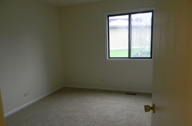 993 Kane Street, Unit 993 South Elgin, IL 60177 - Photo 7 of 15 an empty room with a window