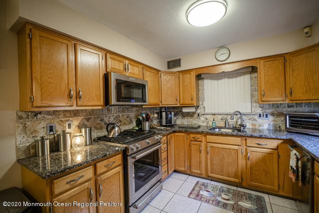 36 Hedgewood Road Howell, NJ 07731 - Photo 7 of 45 36HedgewoodRd_0109