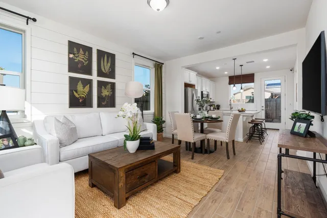 $362,990 | 6524 East Cresthaven Drive, Fresno, CA 93727