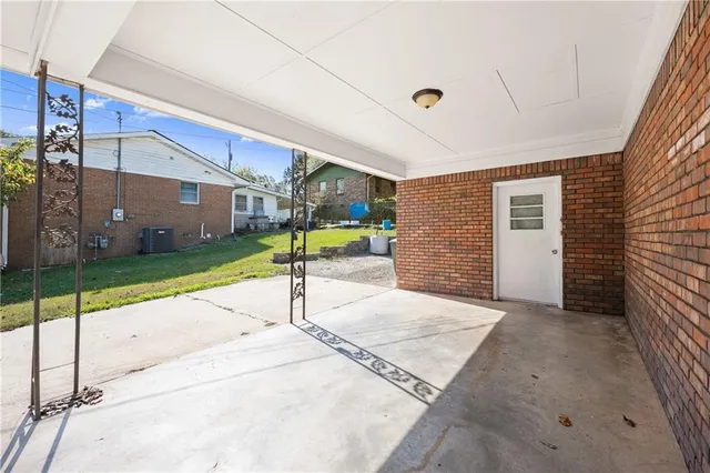 a view of a backyard