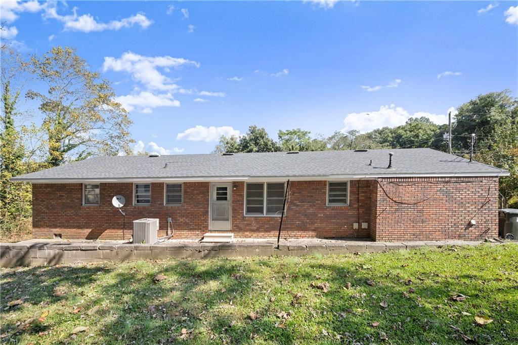 574 South Sage Street Toccoa, GA 30577 - Photo 31 of 44 front view of a house with a yard