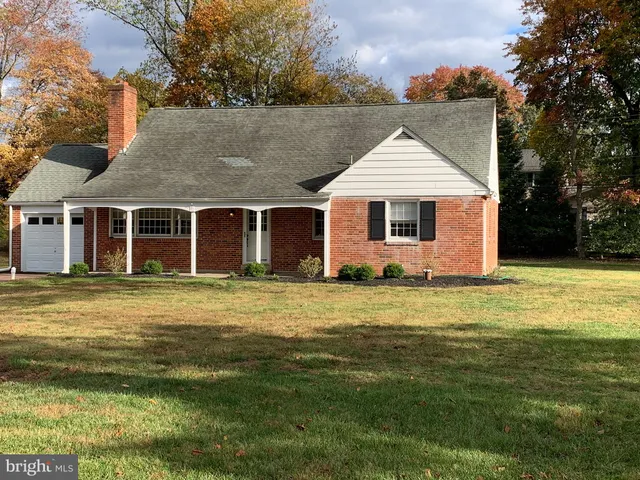 a front view of house with yard and garage