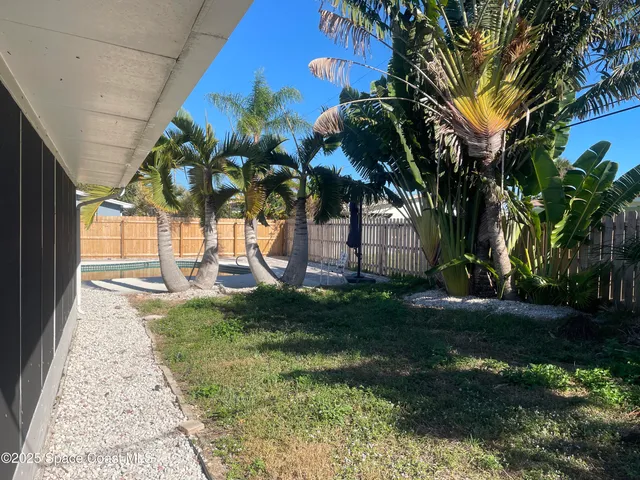 a view of a yard with plants
