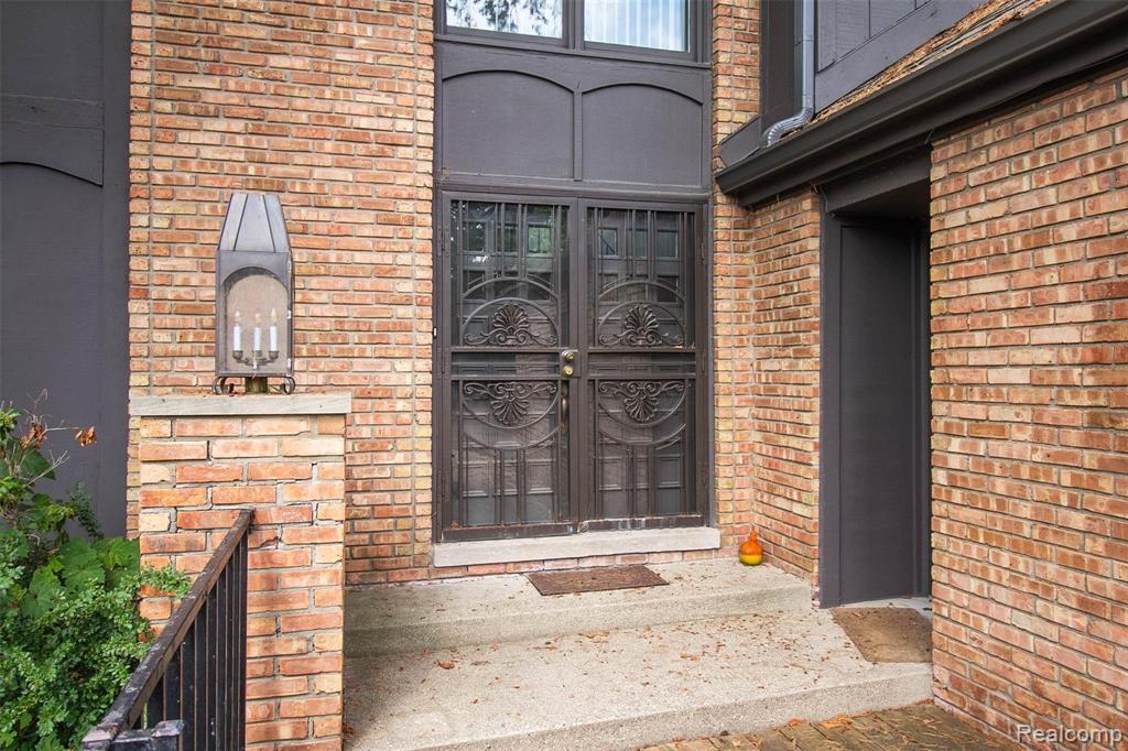 1931 Pine Ridge Lane Bloomfield Hills, MI 48302 - Photo 4 of 47