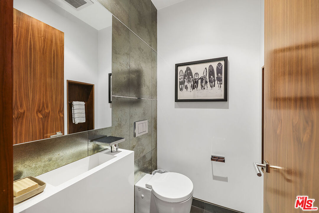 612 East Channel Road Santa Monica, CA 90402 - Photo 28 of 72 a bathroom with a toilet a sink and mirror