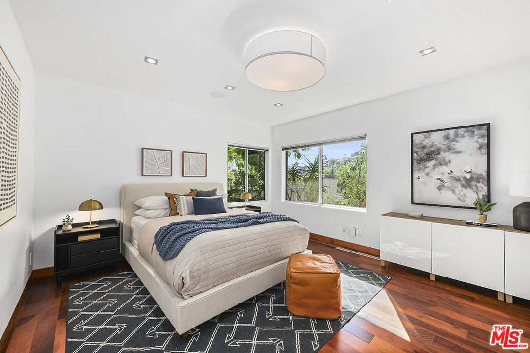 612 East Channel Road Santa Monica, CA 90402 - Photo 29 of 72 a bed room with a bed and a painting on the wall