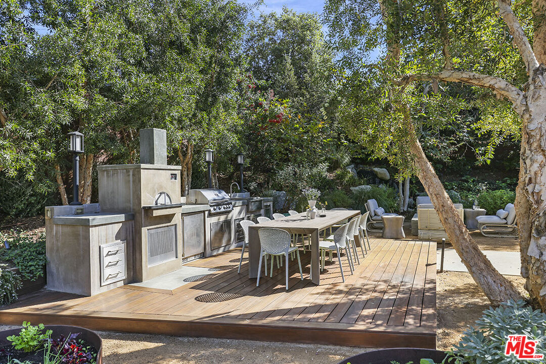 612 East Channel Road Santa Monica, CA 90402 - Photo 31 of 72 a view of a patio with table and chairs and potted plants