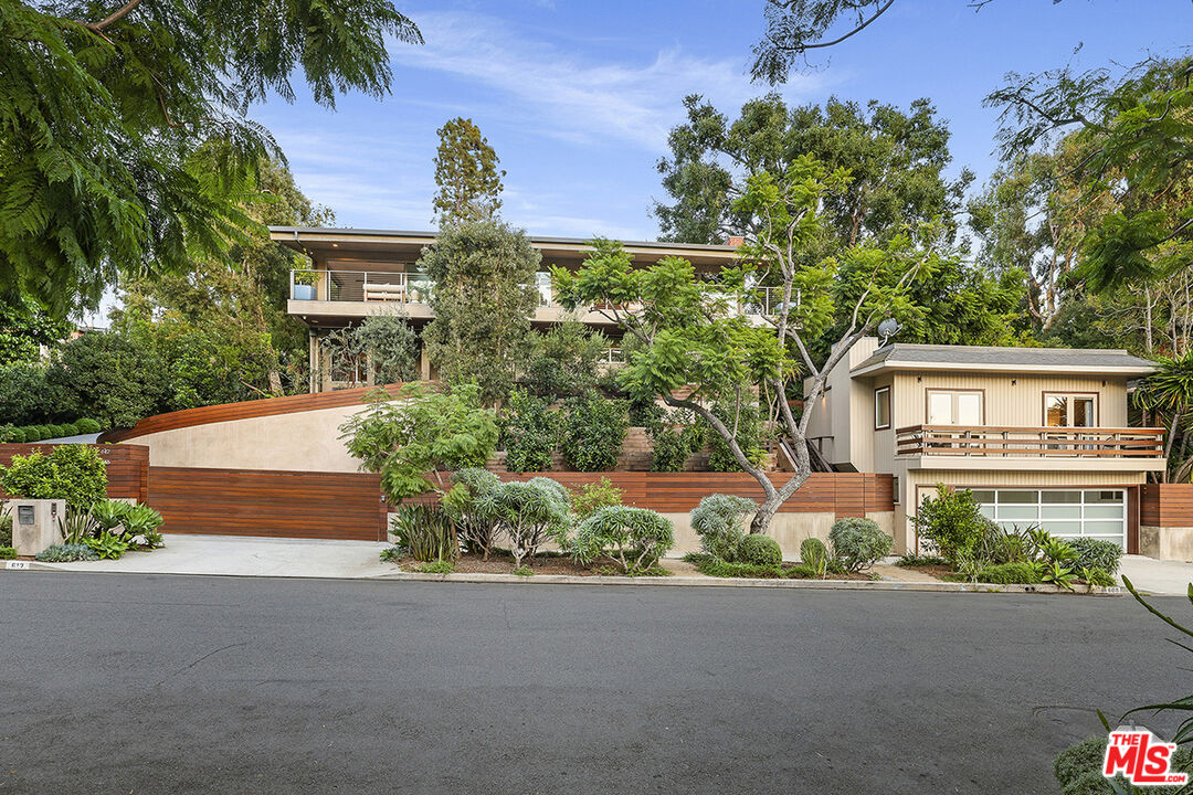 612 East Channel Road Santa Monica, CA 90402 - Photo 47 of 72 front view of a house with a yard