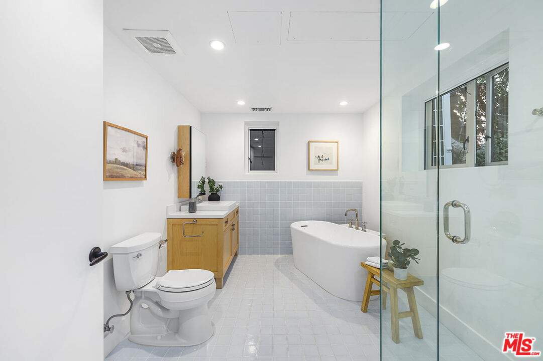 612 East Channel Road Santa Monica, CA 90402 - Photo 51 of 72 a bathroom with a toilet a sink and bathtub