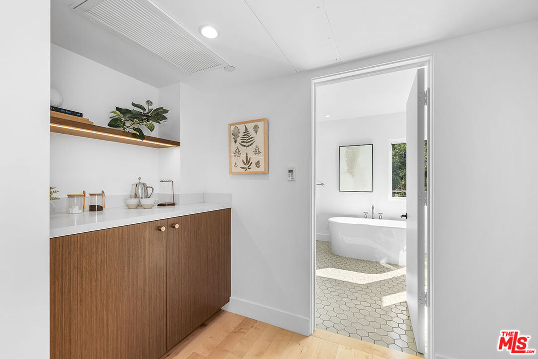 612 East Channel Road Santa Monica, CA 90402 - Photo 59 of 72 a spacious bathroom with a tub sink and mirror