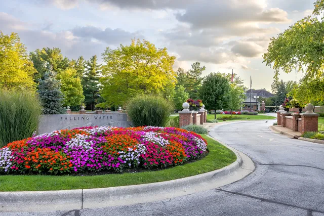 $2,900,000 | 9427 Falling Waters Drive West, Burr Ridge, IL 60527