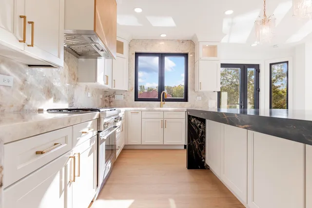 $2,900,000 | 9427 Falling Waters Drive West, Burr Ridge, IL 60527