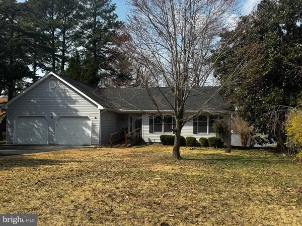 a front view of house with yard