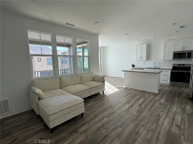 $2,200 | 12962 Lassen Drive, Unit 303, Eastvale, CA 92880