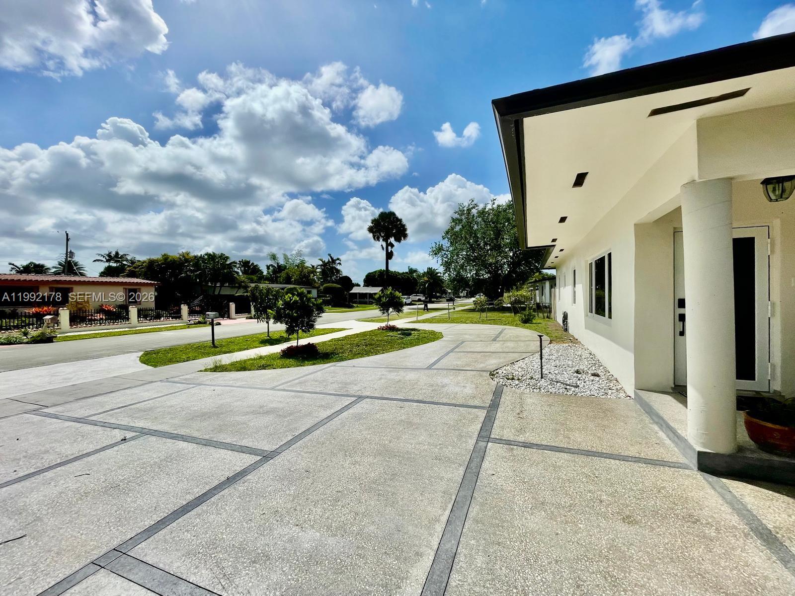5820 Southwest 113th Court Miami, FL 33173 - Photo 3 of 22 a view of a volley ball court