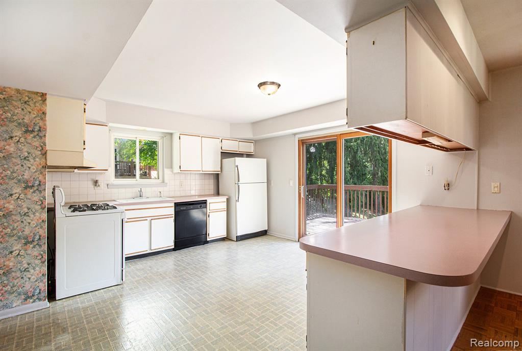 4910 Clarkston Road Clarkston, MI 48348 - Photo 4 of 33 Gallery Image 4