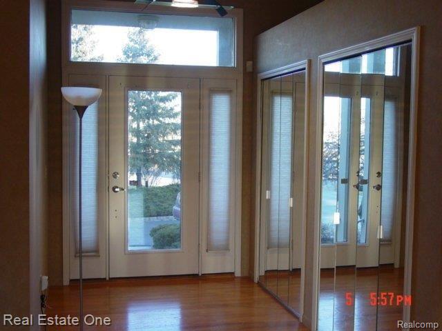 19471 Newburgh Road Livonia, MI 48152 - Photo 5 of 23 Front Entryway