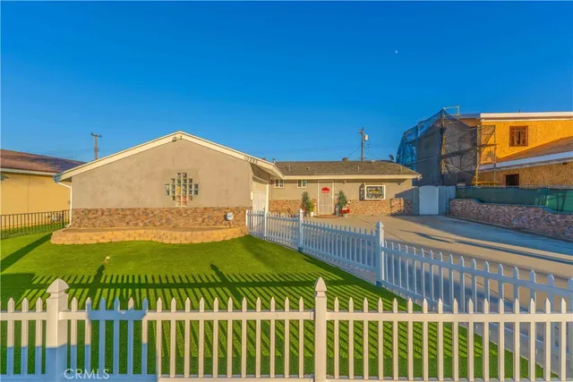a view of a house with a yard