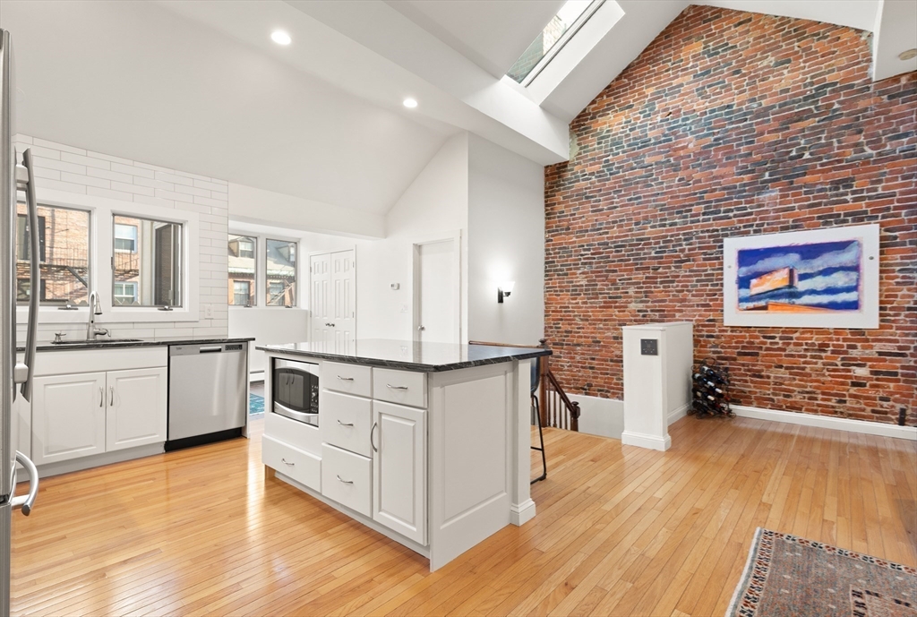 32 Temple Street, Unit 3 Boston, MA 02114 - Photo 8 of 19