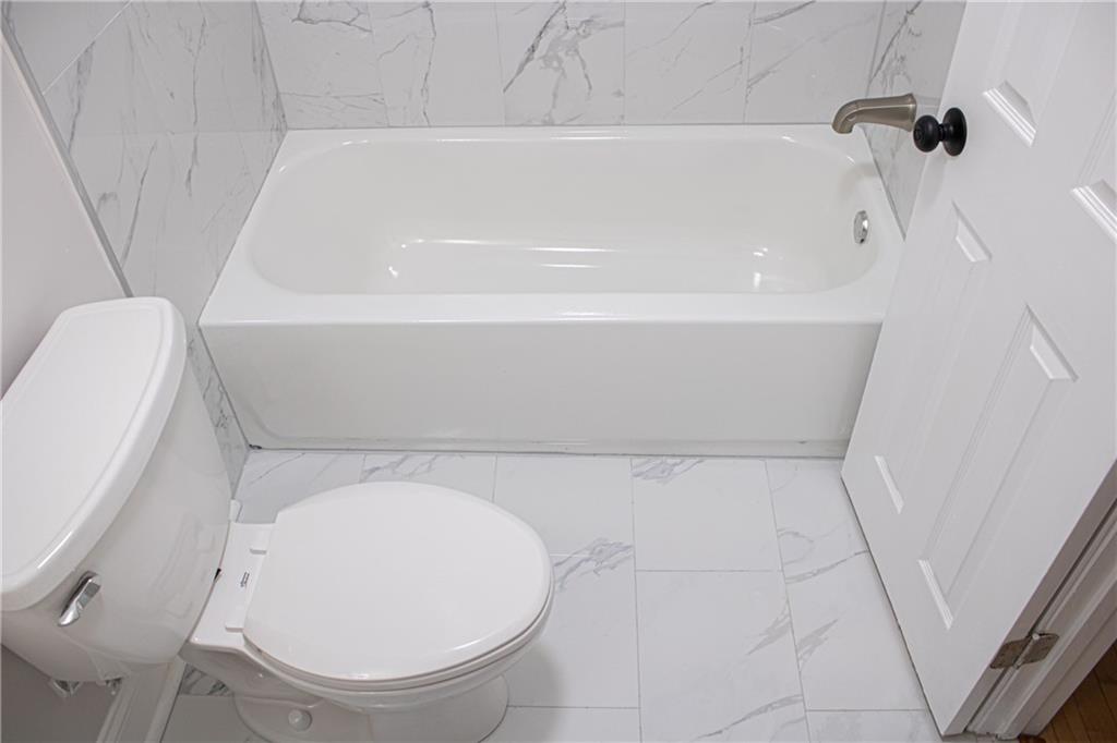 1962 Village Parkway Smyrna, GA 30080 - Photo 41 of 55 a bathroom with a bathtub