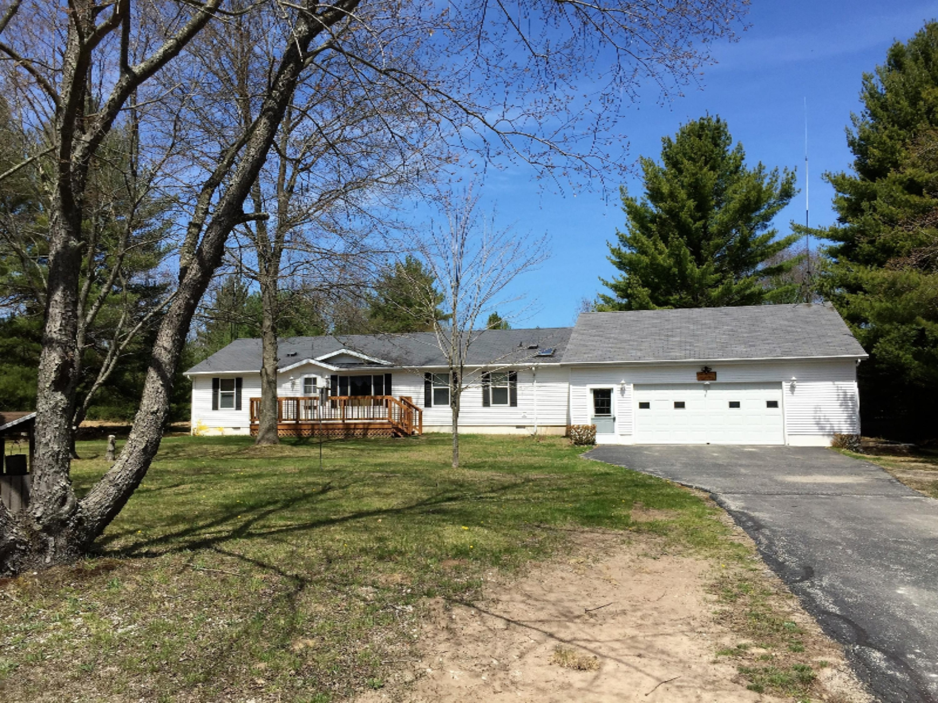 464 West Hoague Road Manistee, MI 49660 - Photo 2 of 27 464 W Hoague Rd with Attached Garage