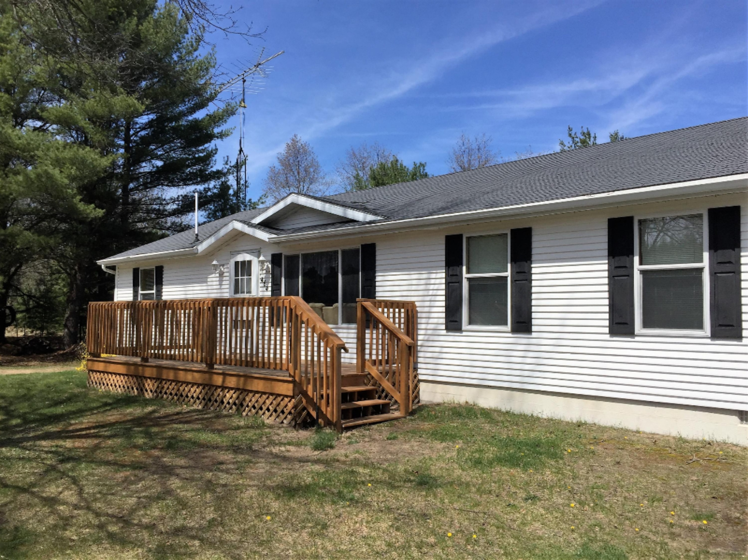 464 West Hoague Road Manistee, MI 49660 - Photo 3 of 27 Front Deck