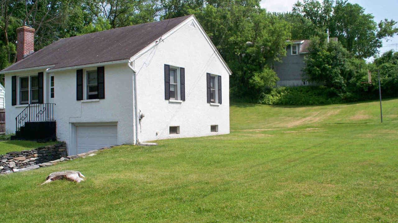 131 Cadwell Road Pittsfield, MA 01201 - Photo 6 of 7 Side Yard