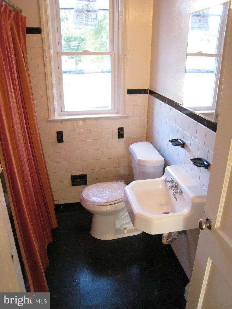 579 Welbrook Road Baltimore, MD 21221 - Photo 9 of 18 Bath