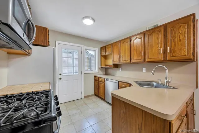 $1,149,999 | 30 Andover Lane, Hicksville, NY 11801