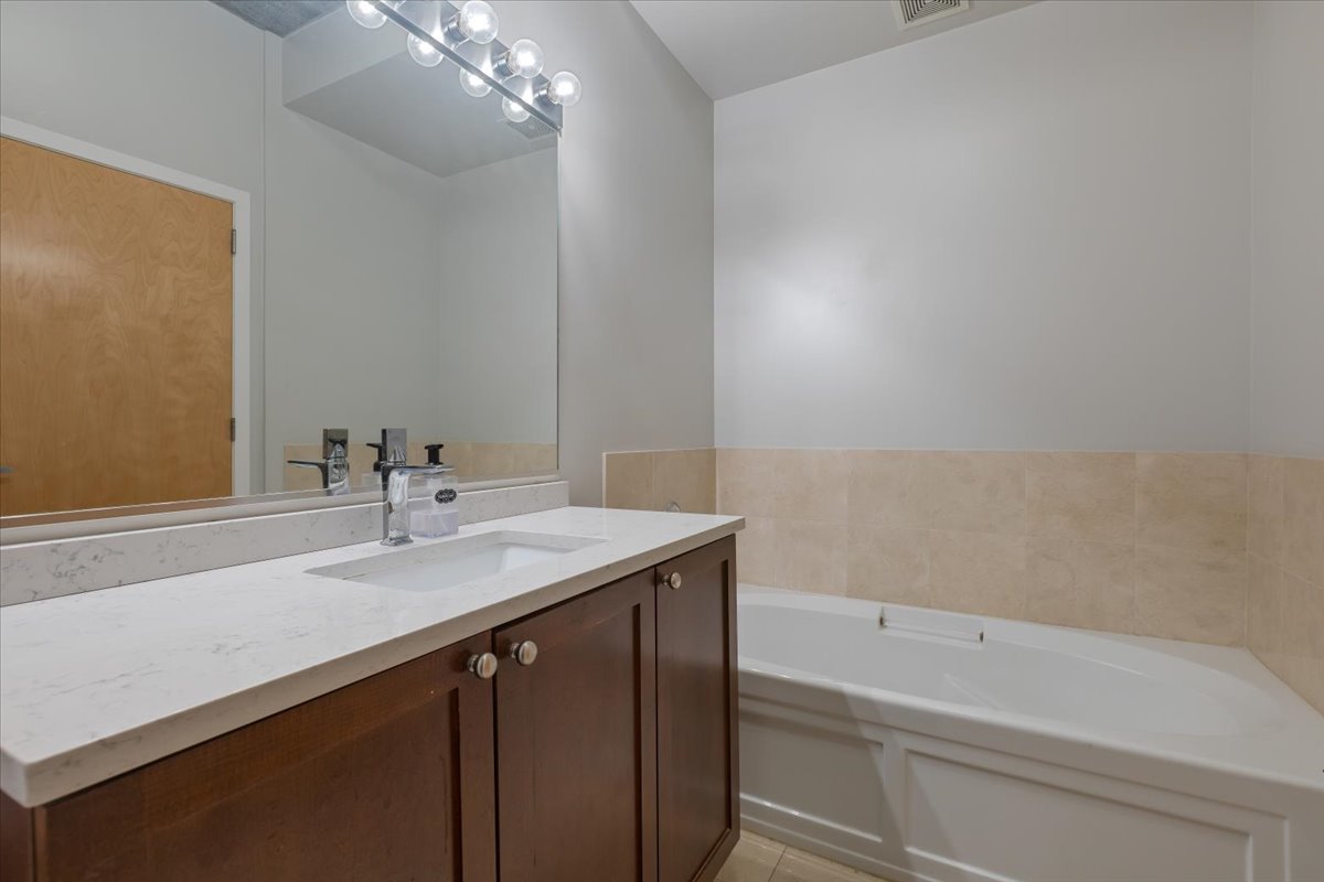 321 South Sangamon Street, Unit 508 Chicago, IL 60607 - Photo 20 of 29 a bathroom with a sink and a bathtub
