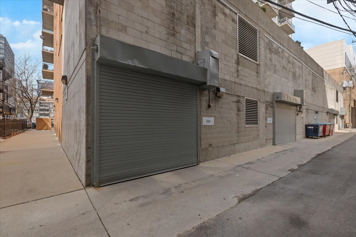 321 South Sangamon Street, Unit 508 Chicago, IL 60607 - Photo 29 of 29 a view of a street with buildings