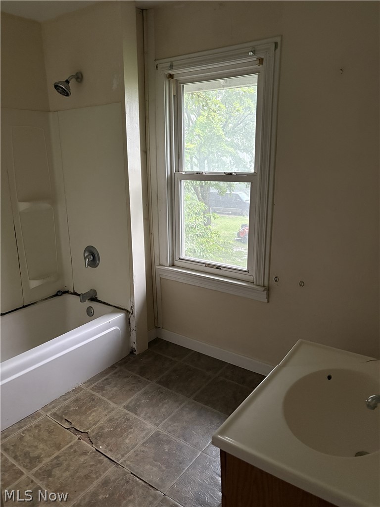 6241 West River Road South Elyria, OH 44035 - Photo 8 of 11 2nd floor bath