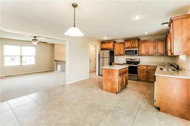 $2,335 | 528 South Poplar Street, Gardner, KS 66030