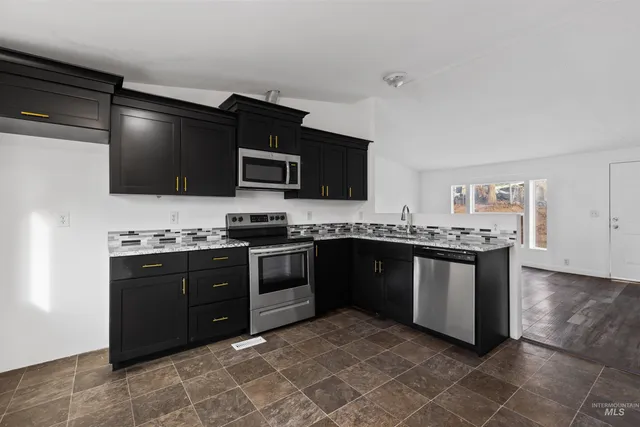 $320,000 | 411 8th Avenue North, Nampa, ID 83687