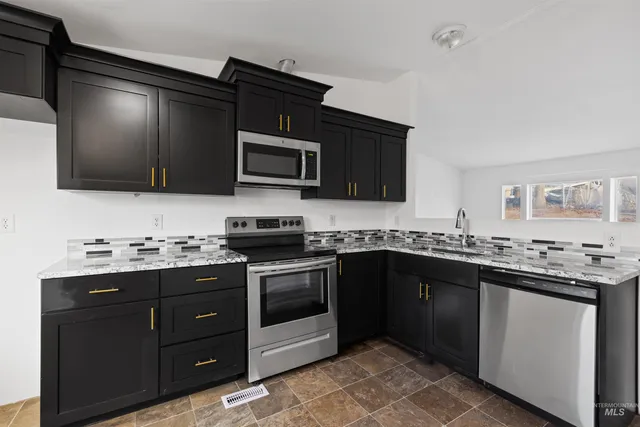 $320,000 | 411 8th Avenue North, Nampa, ID 83687