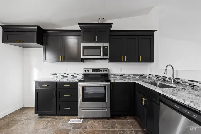 $320,000 | 411 8th Avenue North, Nampa, ID 83687