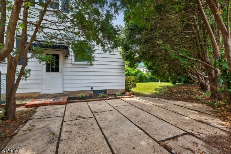 320 Redmont Road North Plainfield, NJ 07063 - Photo 3 of 24
