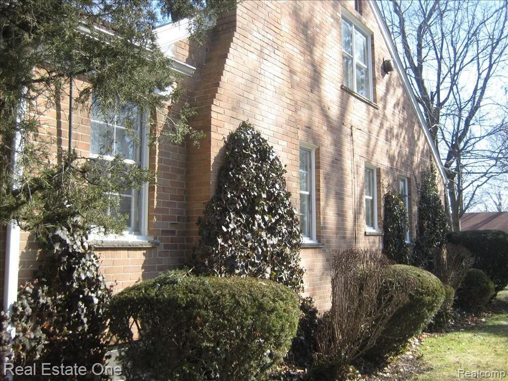 3696 Kenmore Road Berkley, MI 48072 - Photo 24 of 25 Well landscaped