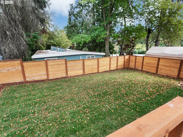 a view of a backyard