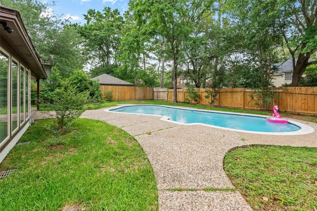 a view of a backyard