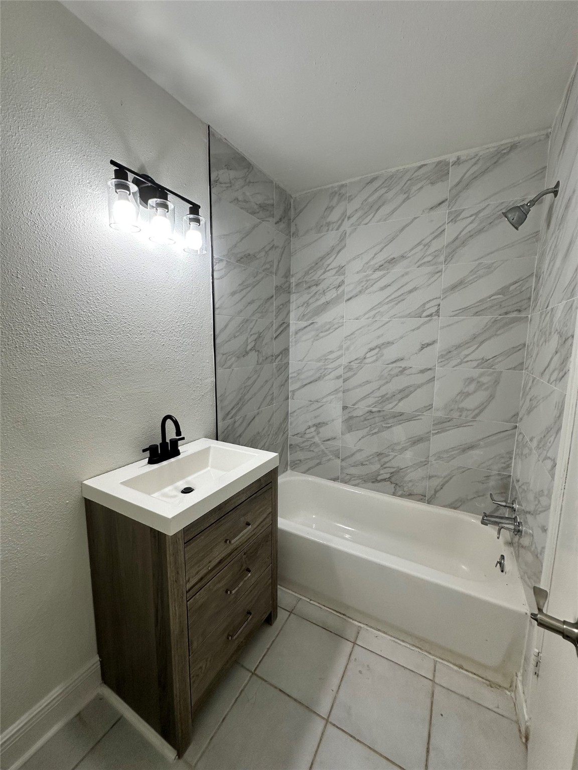 7610 Red Robin Lane, Unit 2 Houston, TX 77075 - Photo 15 of 16 a bathroom with a sink a toilet and a bathtub