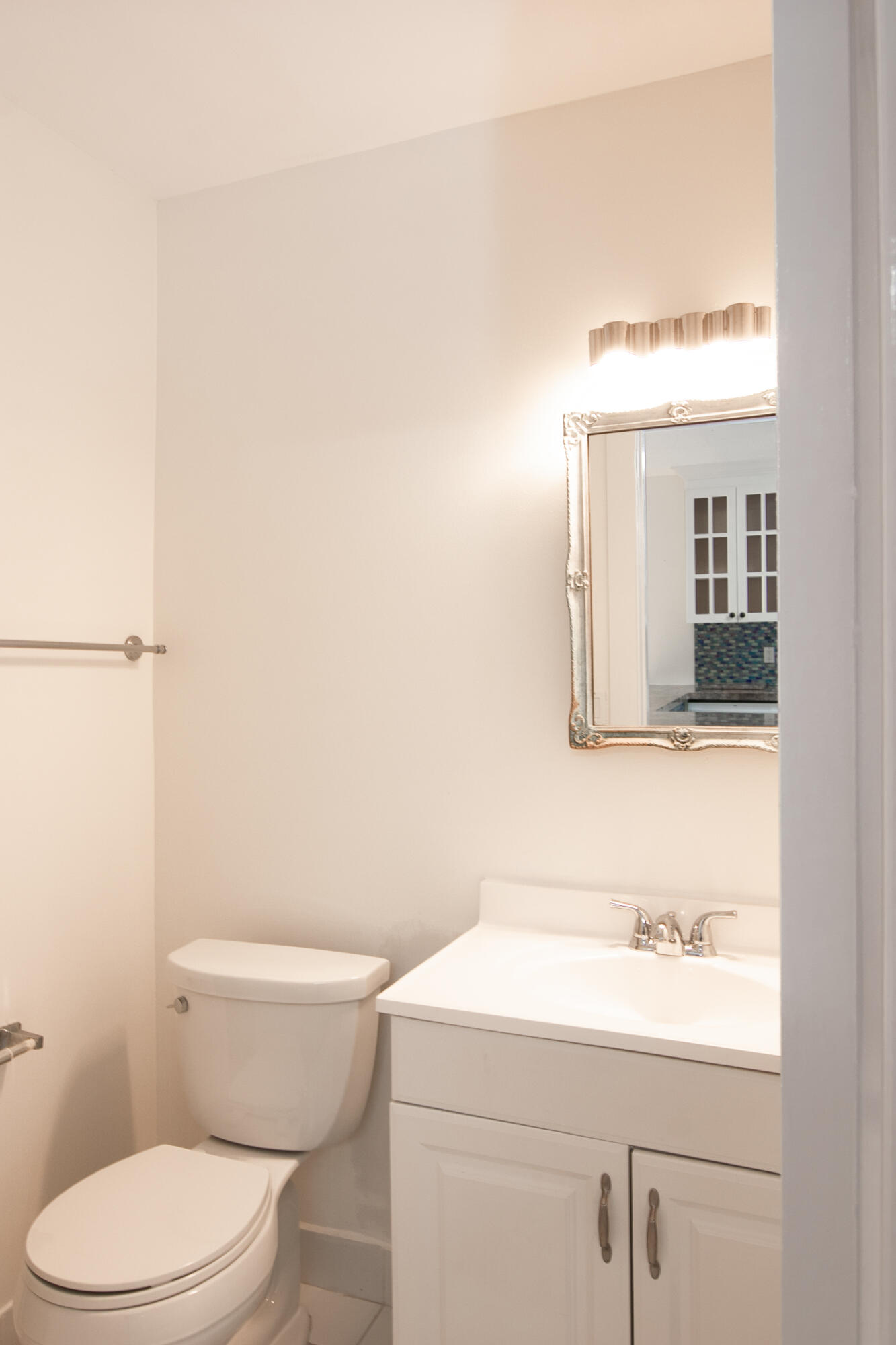 13741 Flora Place, Unit B Delray Beach, FL 33484 - Photo 31 of 34 2nd Bathroom
