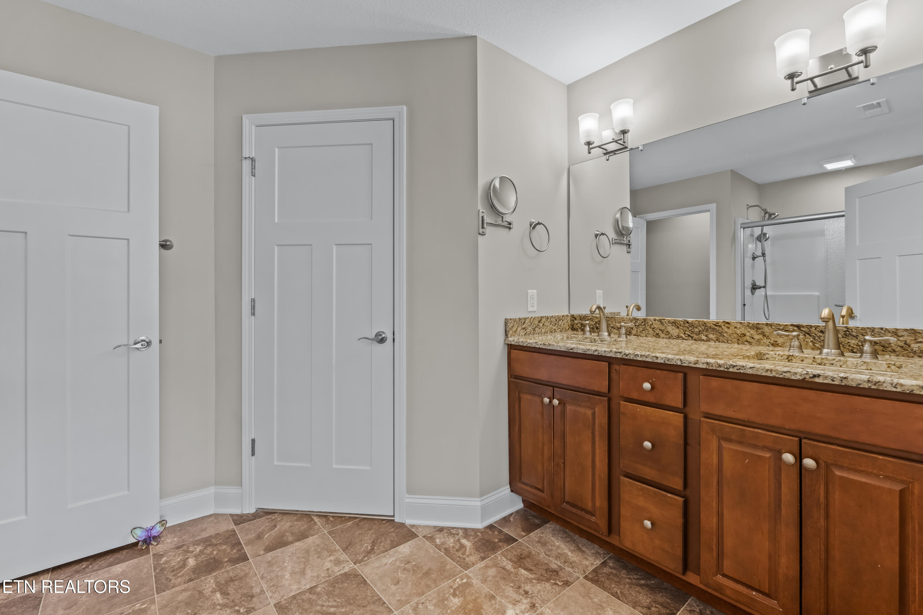 415 Larkspur Way Sevierville, TN 37862 - Photo 23 of 45 Double vanities