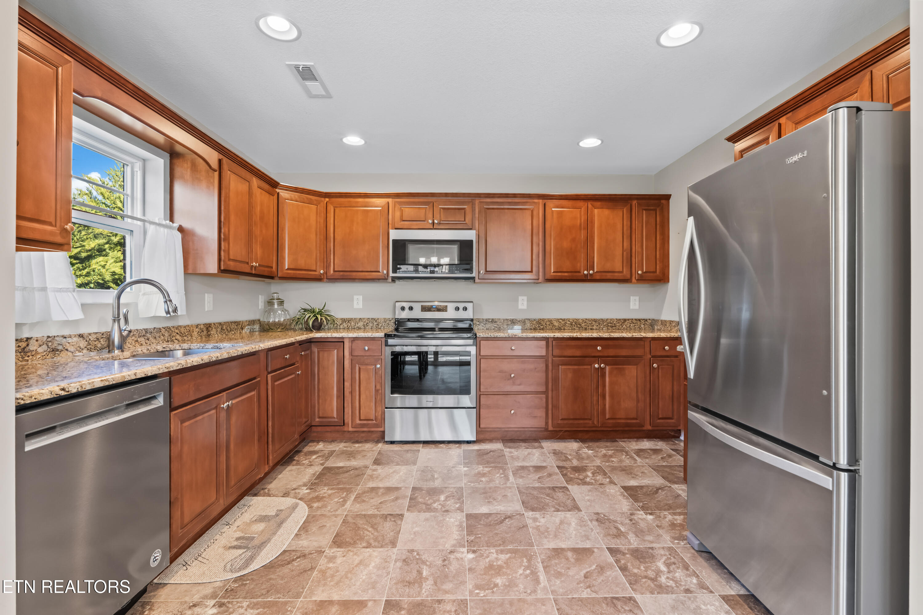 415 Larkspur Way Sevierville, TN 37862 - Photo 32 of 45 Stainless Steel appliances Convey