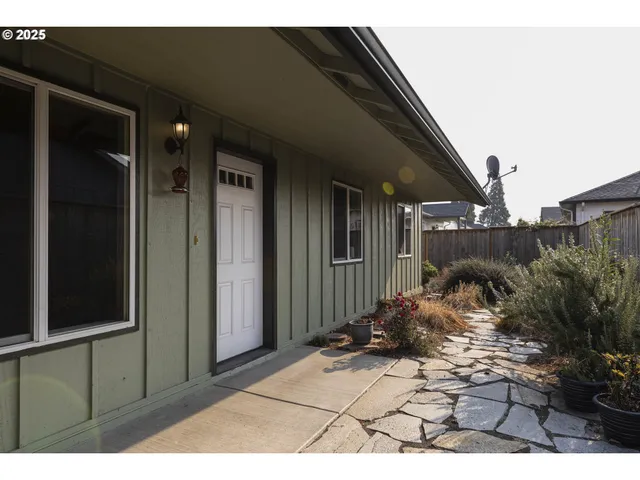 $370,000 | 3716 E Street, Springfield, OR 97478