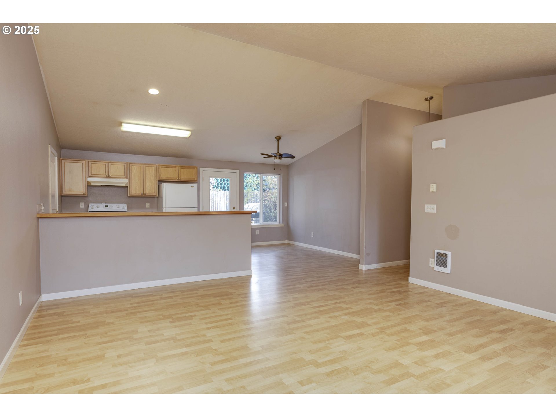 3716 E Street Springfield, OR 97478 - Photo 4 of 22 Gallery Image 4