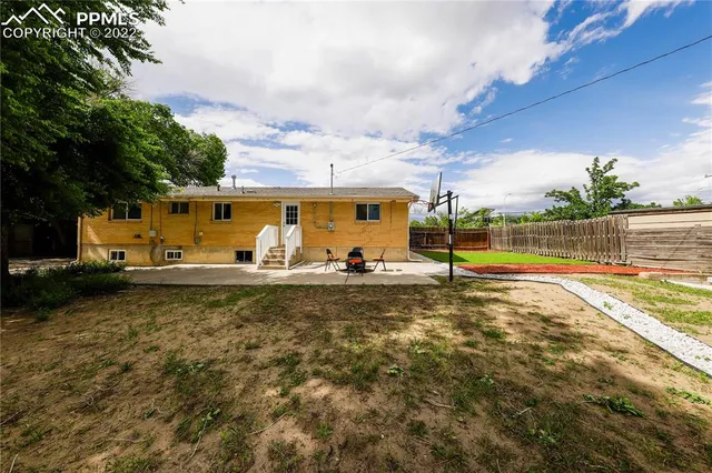 a view of a backyard
